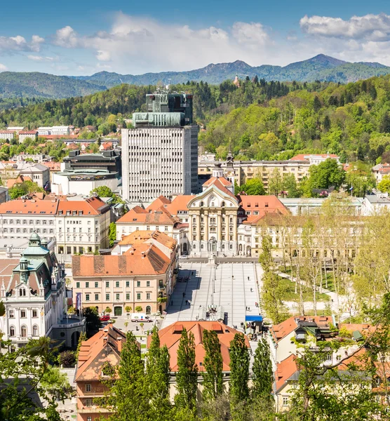 Vista panorâmica de uma cidade com uma praça — Fotografia de Stock