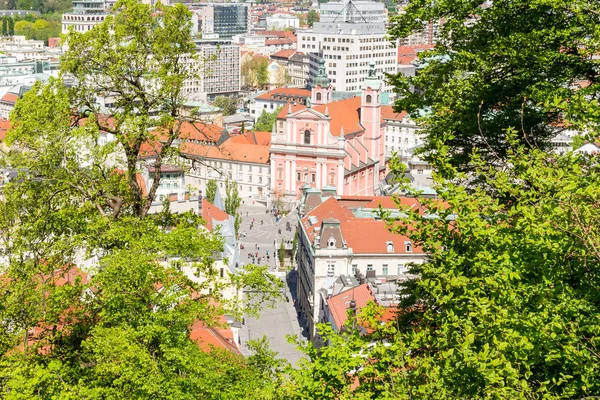 Vue aérienne d'une place devant une église — Photo