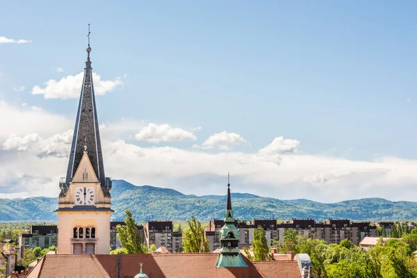 Vista panorâmica do bairro residencial com uma torre de igreja — Fotografia de Stock