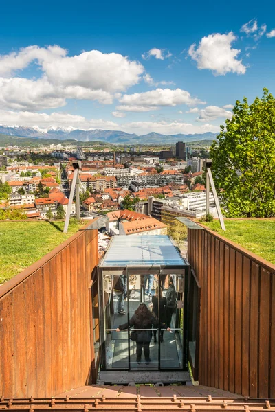 Funiculaire descendant avec vue panoramique sur une ville — Photo