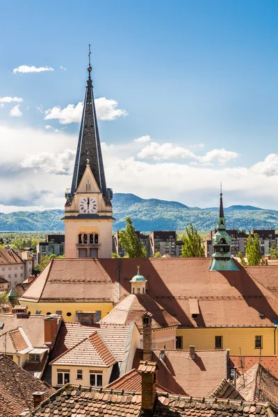 Panoramisch uitzicht van de oude wijk van de stad met een kerk — Stockfoto