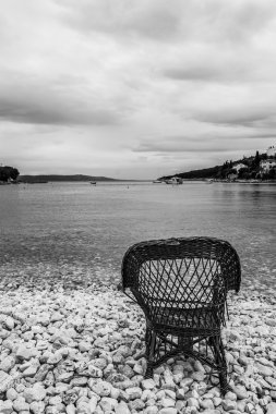 çakıl taşları ile kaplı bir plaj sandalyesi 