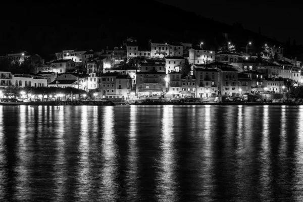 Středozemní moře město v noci — Stock fotografie