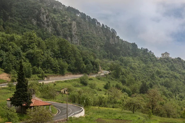 Camino de montaña que va hacia una cresta —  Fotos de Stock