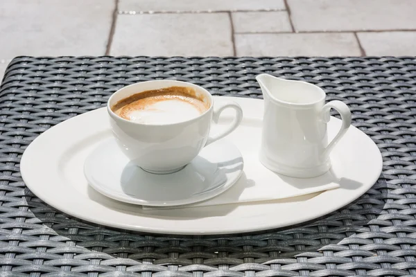 Cappuccino serwowane z dodatkowych mlekiem na talerz — Zdjęcie stockowe