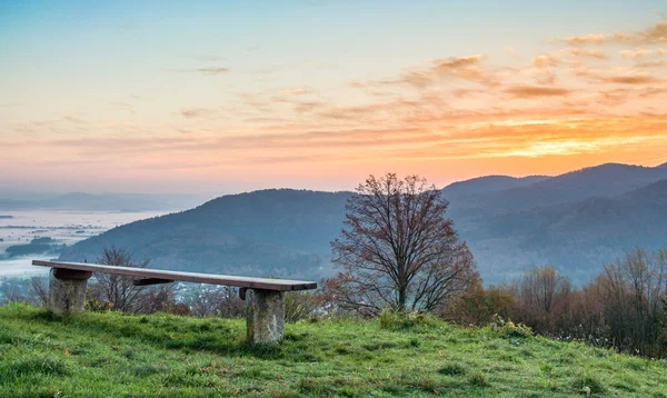 Posezení lavička s vycházejícím sluncem — Stock fotografie