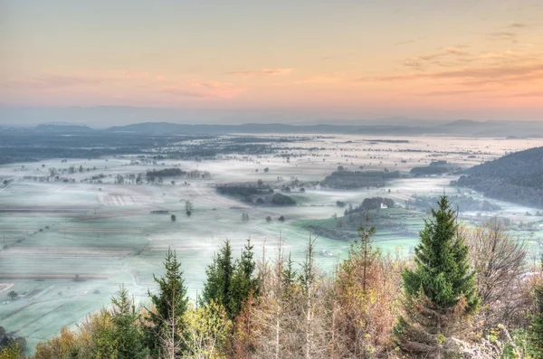 Východ slunce nad oblastí, které jsou s ranní mlhy — Stock fotografie