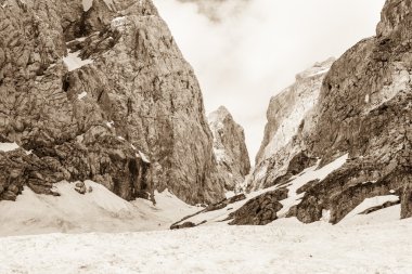 Bahar karla kaplı dağ Vadisi