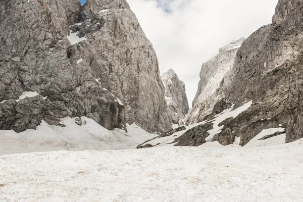 Alpine valley bedekt met Lente sneeuw — Stockfoto