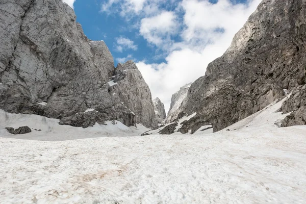 Vale alpino coberto de neve de primavera — Fotografia de Stock