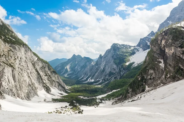 Valle alpina coperta di neve primaverile — Foto Stock