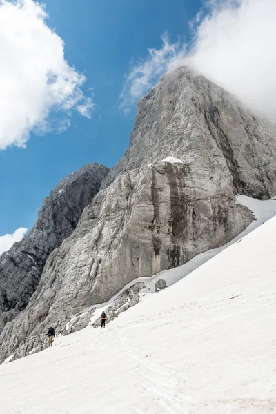 Skiiers azalan ile dağ tepe — Stok fotoğraf