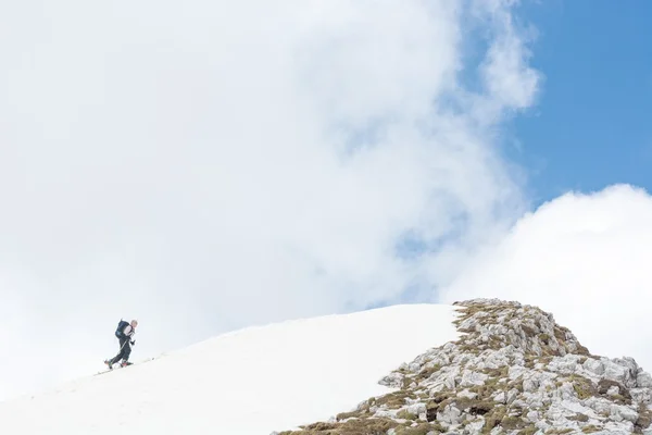 Sciatore che raggiunge la cima della montagna — Foto Stock