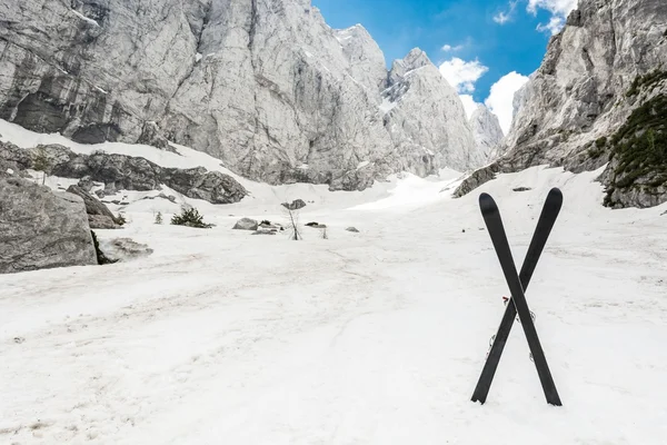 Alpine valley with a pair of crossed skis — Stock Photo, Image