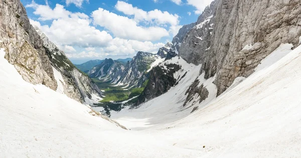 Valle alpina coperta di neve primaverile — Foto Stock