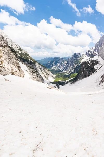 Альпийская долина покрыта весенним снегом — стоковое фото
