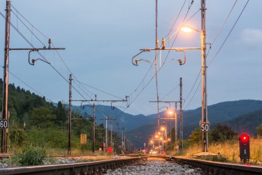 Bir kavşak doğru çalışan demiryolu parça