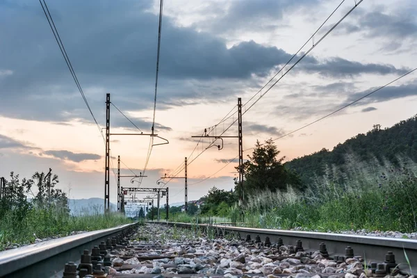 沈む夕日に鉄道線路 — ストック写真
