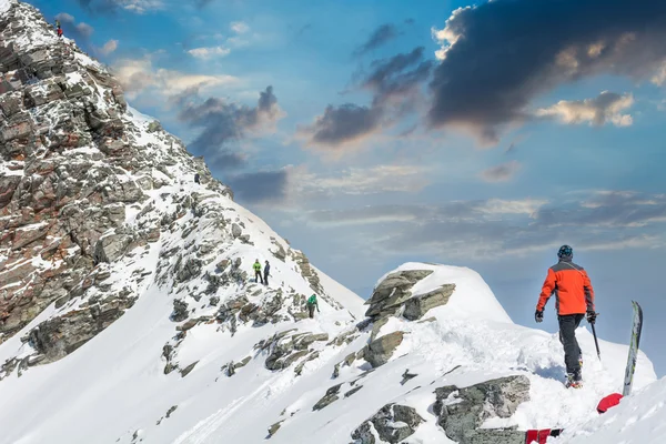 Persona ascender una montaña — Foto de Stock