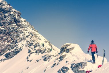 kişi ascendind bir dağ