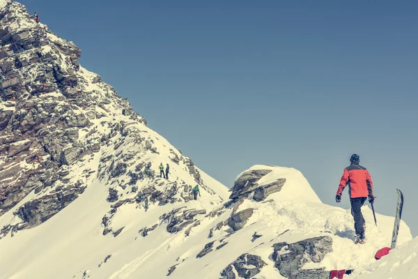 Person besteigt einen Berg — Stockfoto