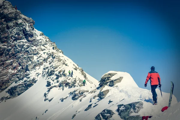 Person ascendind a mountain — Stock Photo, Image