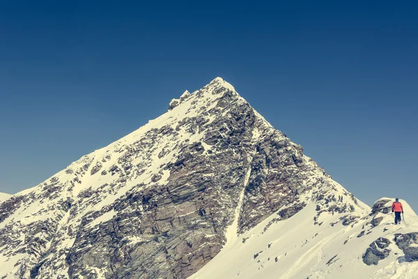 Kişi ascendind bir dağ — Stok fotoğraf
