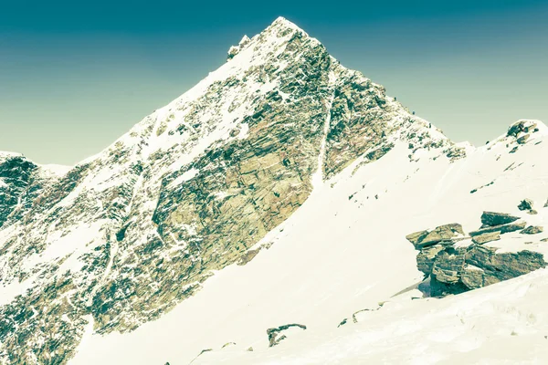 Mountain top shapped jako pyramide — Stock fotografie