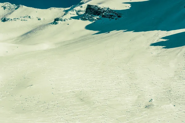 Pista di montagna con piste da sci — Foto Stock