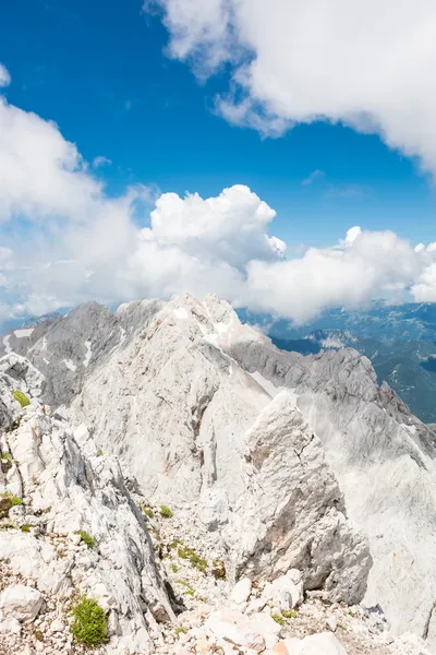 Montanha cume com nuvens subindo — Fotografia de Stock