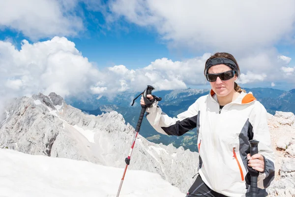 Jonge vrouw oplopend een berg — Stockfoto