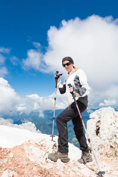 Wanita muda naik gunung — Stok Foto