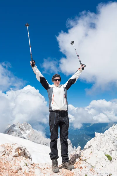Young woman standing on a top of a mountain — Stock Photo, Image