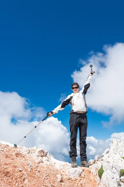 Ung kvinna firar ovanpå ett berg — Stockfoto