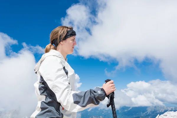 Junge Frau blickt in die Ferne — Stockfoto