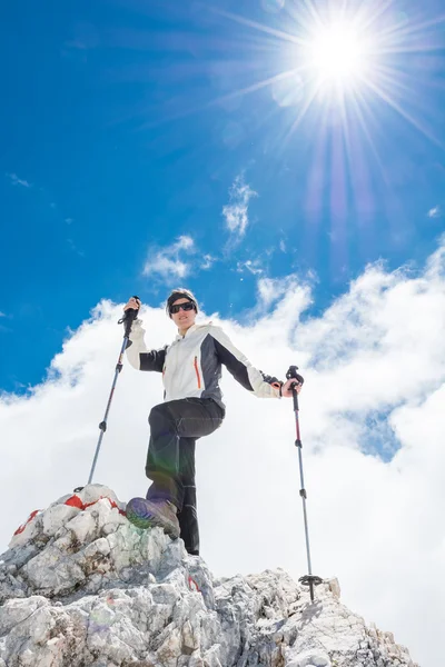 Junge Frau besteigt einen Berg — Stockfoto