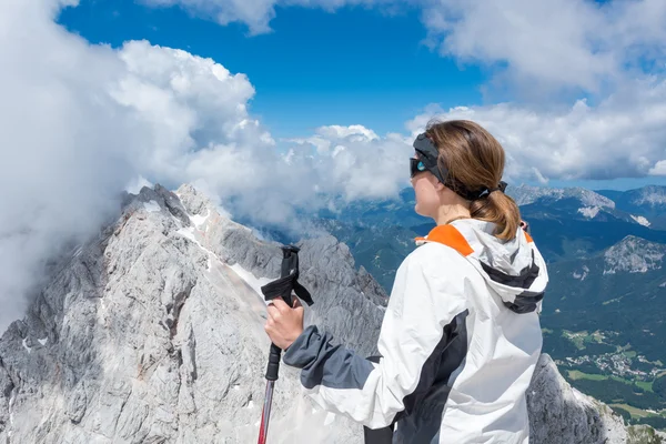 Jeune femme regardant une vue spectaculaire — Zdjęcie stockowe