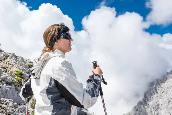 Weibchen schauen auf wolkenverhangene Berge — Stockfoto