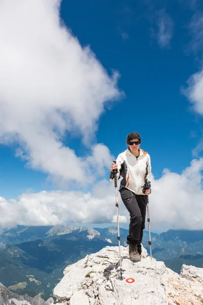 Femme grimpeuse montant un sommet de montagne — Photo