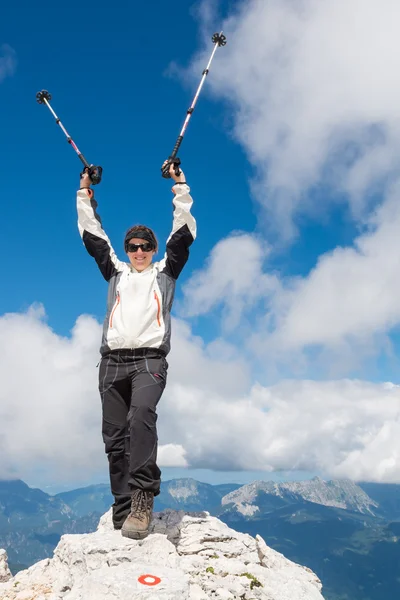 Femme grimpeuse célébrant une ascension réussie — Photo