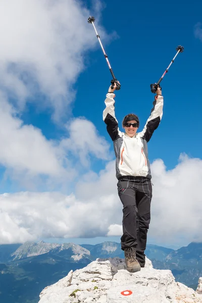 Bergsteigerin feiert erfolgreichen Aufstieg — Stockfoto