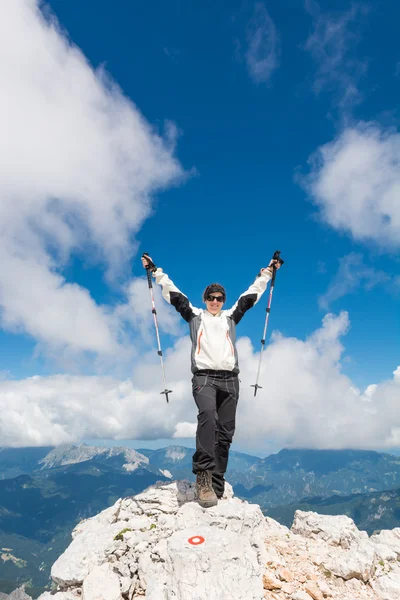 Bergsteigerin feiert erfolgreichen Aufstieg — Stockfoto