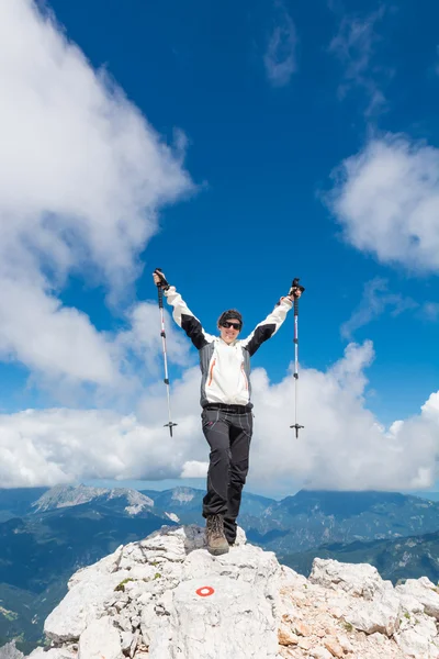 Escaladora celebrando un ascenso exitoso — Foto de Stock