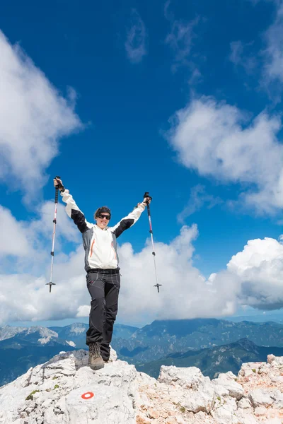 女性登山家成功アセンドを祝う — ストック写真