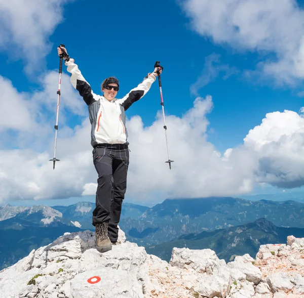 Female climber celebrating a successful ascend — Stock Photo, Image