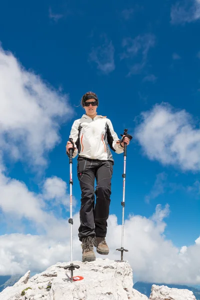 Young woman descending a mountain top — Stock Photo, Image
