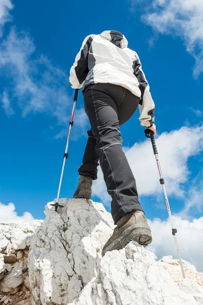 Mujer joven ascendiendo una cresta de montaña —  Fotos de Stock