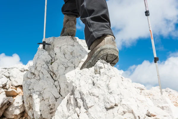 Gros plan sur les chaussures de randonnée et les bâtons de randonnée — Photo