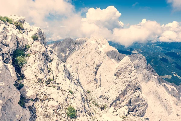 Bergsryggen med molnen stiger — Stockfoto