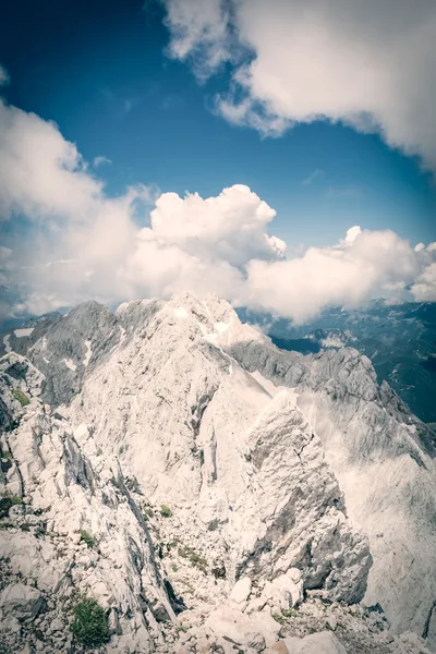 Bergrücken mit aufsteigenden Wolken — Stockfoto